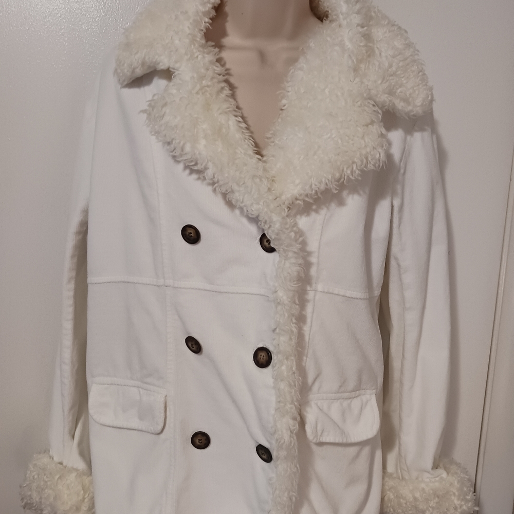 Women's at last & Company white winter coat, size large color white